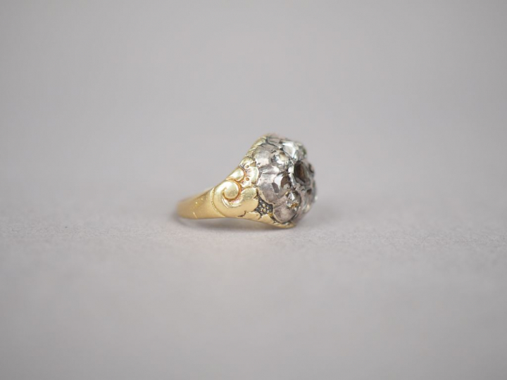 Bague dôme en or jaune et diamants taillés en rose. TDD. 47 Poids tel.