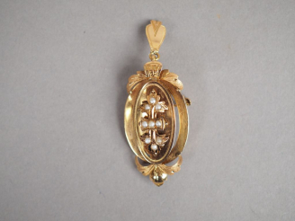 Vente aux enchères Pendentif transformable en broche Napoléon III en or jaune et perles, 