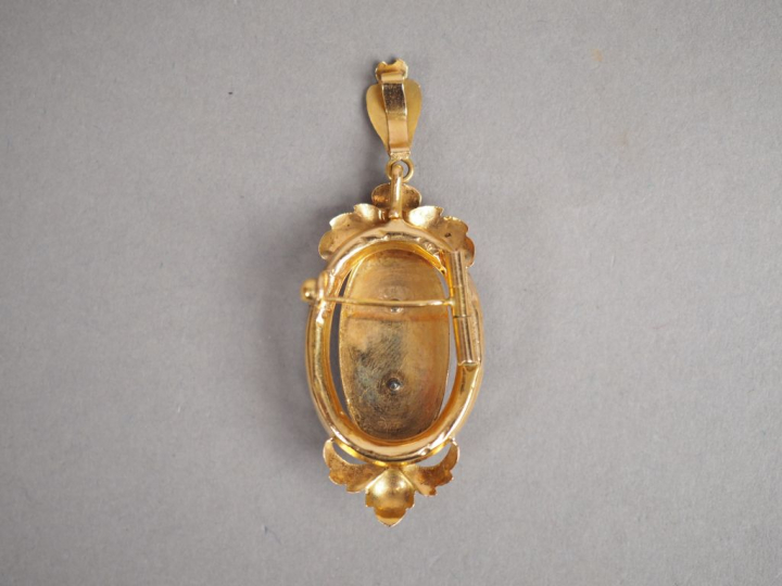 Pendentif transformable en broche Napoléon III en or jaune et perles, 
