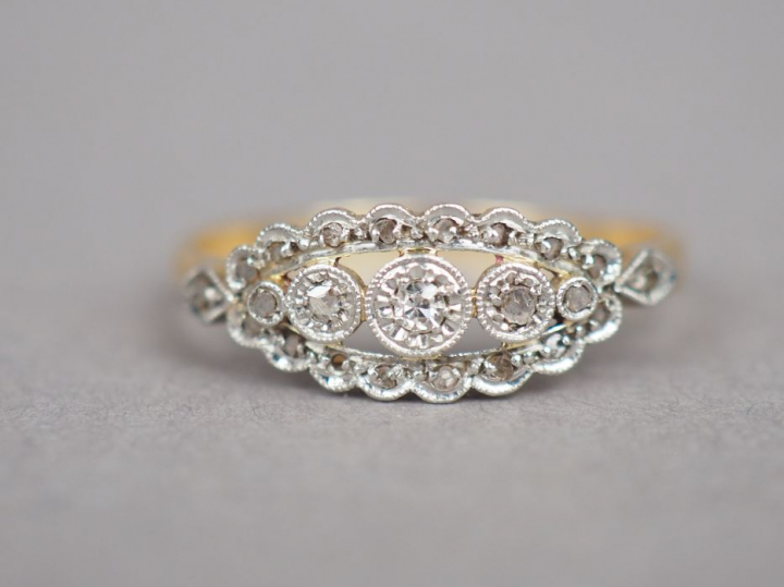 Bague en or jaune, ornée de petits diamants et d'éclats de diamants. T