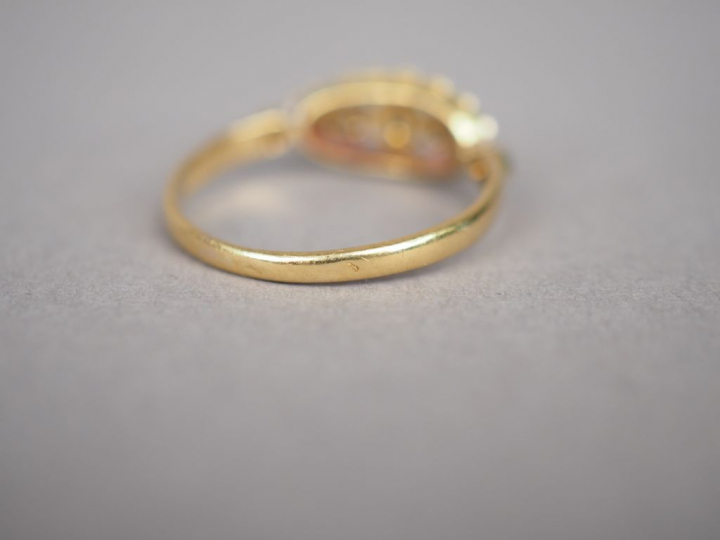 Bague en or jaune, ornée de petits diamants et d'éclats de diamants. T