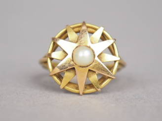 Vente aux enchères Bague en or jaune, à décor d'étoiles et d'une perle en son centre. TDD