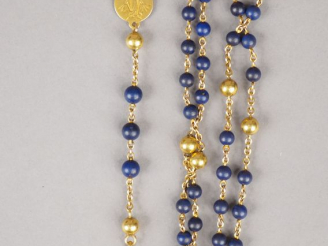 Vente aux enchères Chapelet en or jaune et lapis lazuli.  Poids tel. 28,01 g