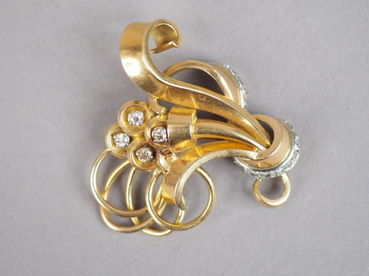 Broche en or jaune et diamant en forme de bouquet de fleurs stylisé.  