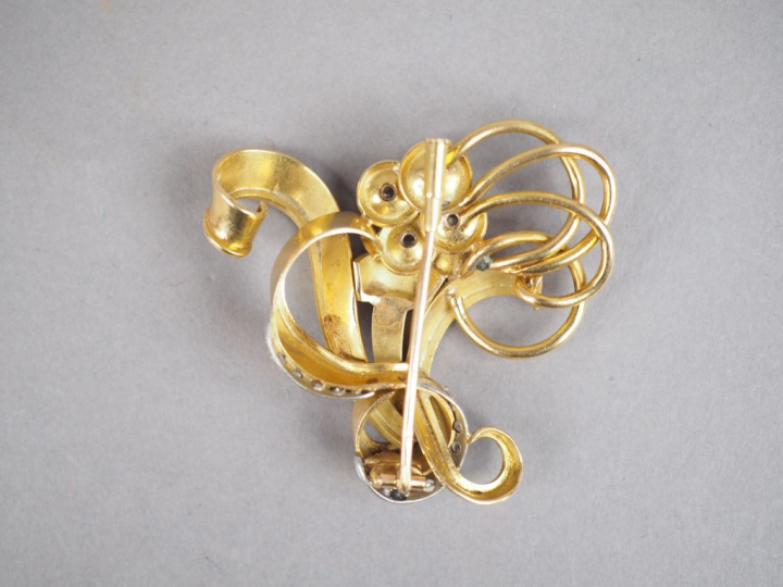 Broche en or jaune et diamant en forme de bouquet de fleurs stylisé.  