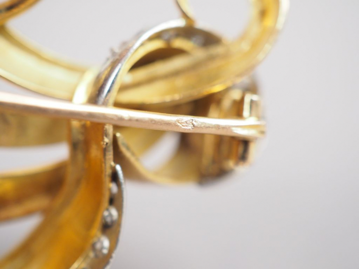 Broche en or jaune et diamant en forme de bouquet de fleurs stylisé.  