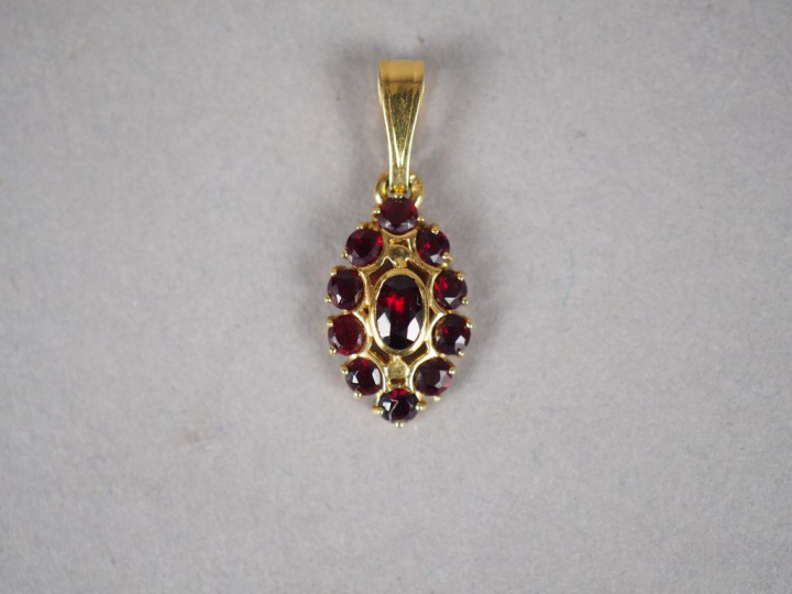 Parure en or jaune et grenats. Comprenant : - une paire de boucles d'o