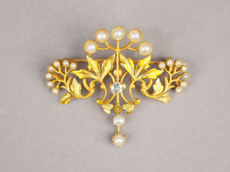 Vente aux enchères Broche en or jaune perles et diamant, à décor ajouré de banchage fleur