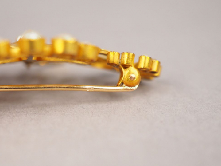 Broche en or jaune perles et diamant, à décor ajouré de banchage fleur