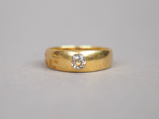 Vente aux enchères Bague jonc en or jaune, ornée en son centre d'un petit diamant taille 