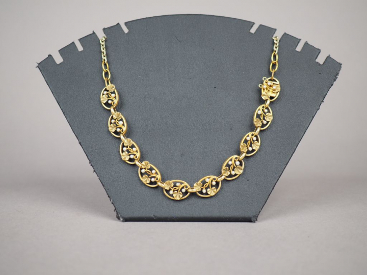 Bracelet transformé en collier ras de cou en or jaune et perles, médai