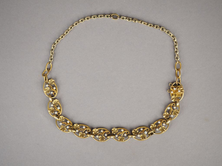 Bracelet transformé en collier ras de cou en or jaune et perles, médai