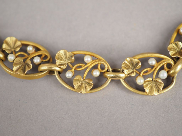 Bracelet transformé en collier ras de cou en or jaune et perles, médai