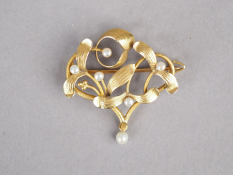 Vente aux enchères Broche de style Art Nouveau en or jaune et perles, à décor ajouré de g