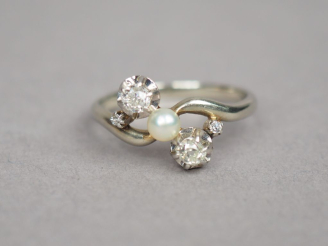 Vente aux enchères Bague "Toi   Moi" en or blanc, ornée en son centre d'une perle épaulée