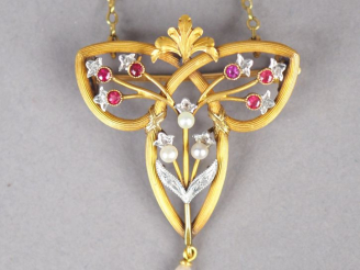Vente aux enchères Pendentif transformable en broche de style Art Nouveau en or jaune, éc