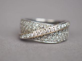 Vente aux enchères Bague en or blanc orné d'un pavage de diamants surmonté d'une lignes d