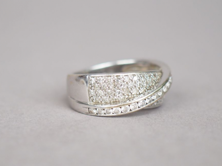 Bague en or blanc orné d'un pavage de diamants surmonté d'une lignes d