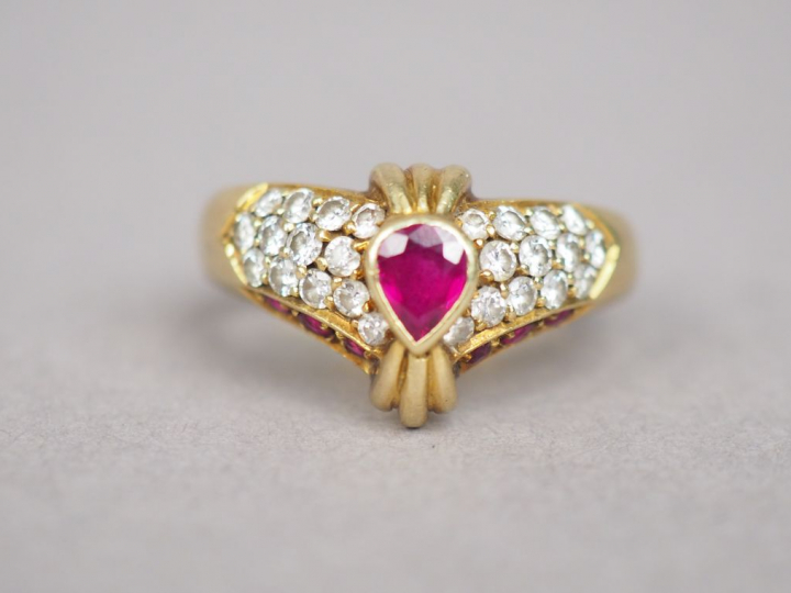 Bague en or jaune, à décor d'un noeud stylisé, ornée en son centre d'u