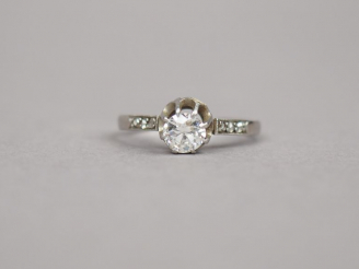 Vente aux enchères Bague en or blanc, ornée en son centre d'un solitaire d'environ 0,4 ct