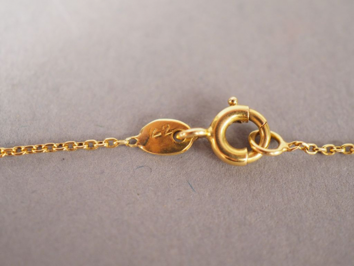 Pendentif en or jaune, saphir et diamants et sa chaine en or jaune. Po