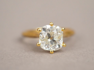 Vente aux enchères Bague solitaire en or jaune, ornée d'un diamant taille ancienne.  TDD.
