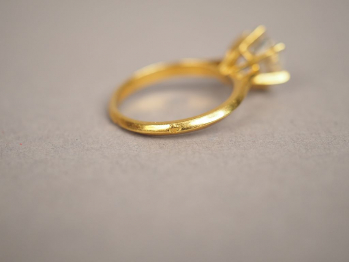 Bague solitaire en or jaune, ornée d'un diamant taille ancienne.  TDD.