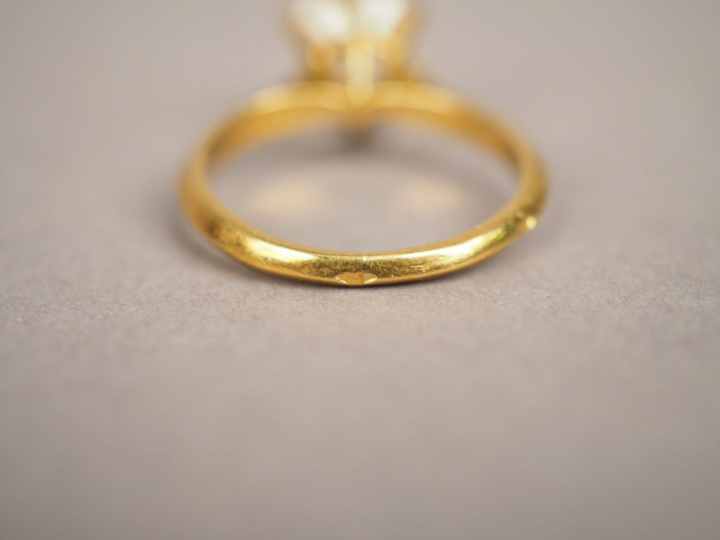 Bague solitaire en or jaune, ornée d'un diamant taille ancienne.  TDD.