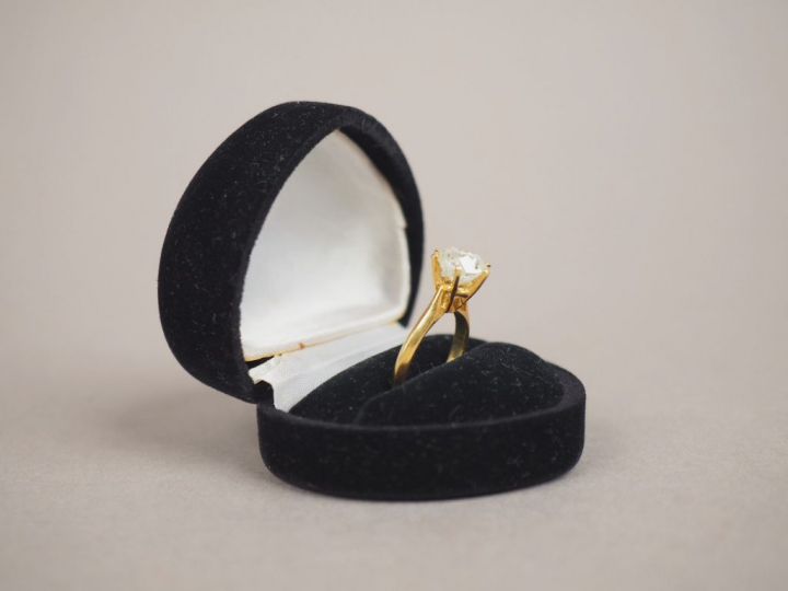 Bague solitaire en or jaune, ornée d'un diamant taille ancienne.  TDD.