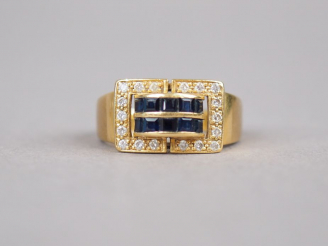 Vente aux enchères Bague pont en or jaune, ornée de deux lignes de saphirs calibrés entou