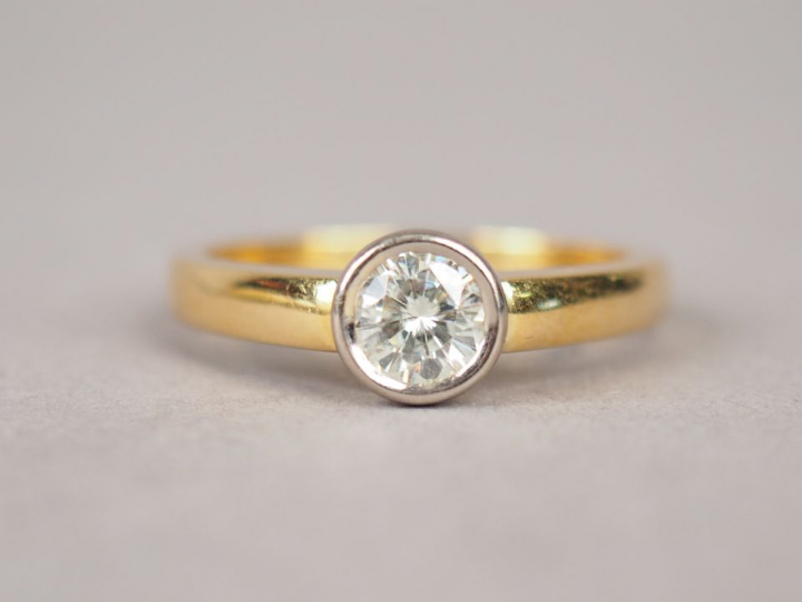 Bague en or jaune, ornée d'un diamant taille ancienne d'environ 0,6 ct