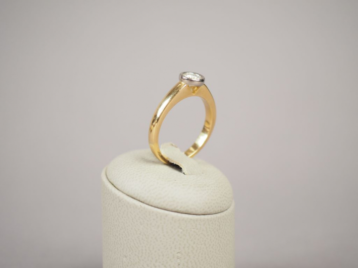 Bague en or jaune, ornée d'un diamant taille ancienne d'environ 0,6 ct