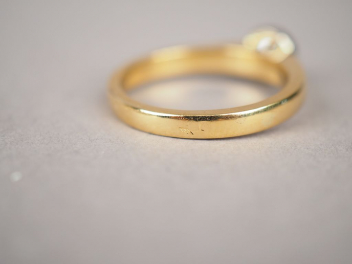 Bague en or jaune, ornée d'un diamant taille ancienne d'environ 0,6 ct