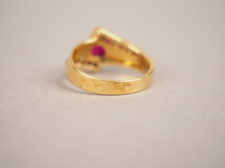 Bague en or jaune, ornée en son centre d'un rubis et de deux lignes de