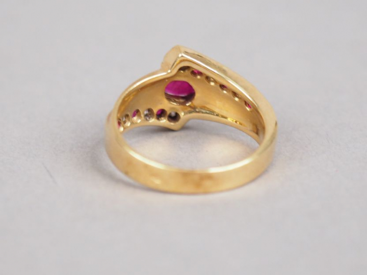 Bague en or jaune, ornée en son centre d'un rubis et de deux lignes de