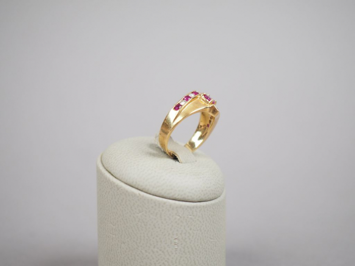 Bague en or jaune, ornée en son centre d'un rubis et de deux lignes de