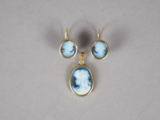 Vente aux enchères Parure en or jaune, ornée de camées figurant des profils de jeunes fem