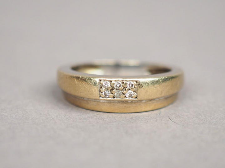 Bague asymétrique en or blanc, ornée en son centre de six petits diama