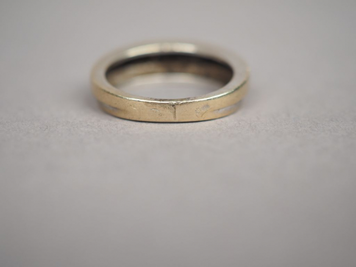 Bague asymétrique en or blanc, ornée en son centre de six petits diama