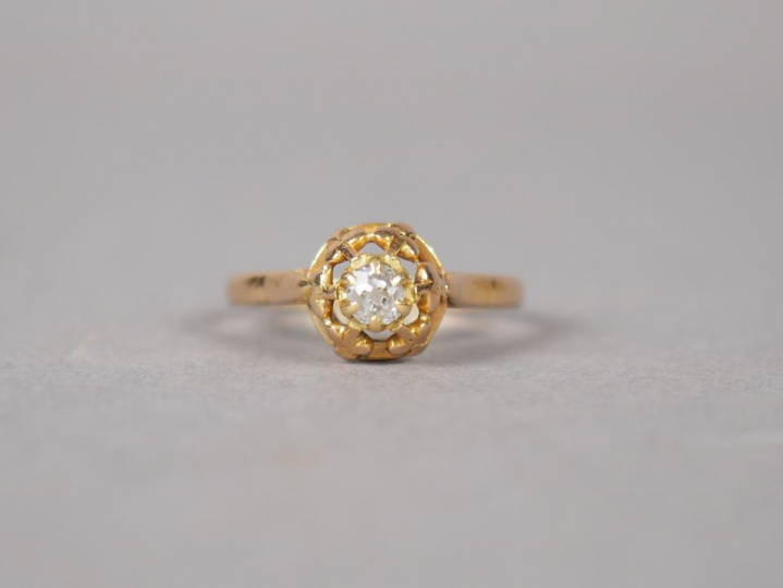Bague en or jaune, ornée en son centre d'un petit diamant taille ancie