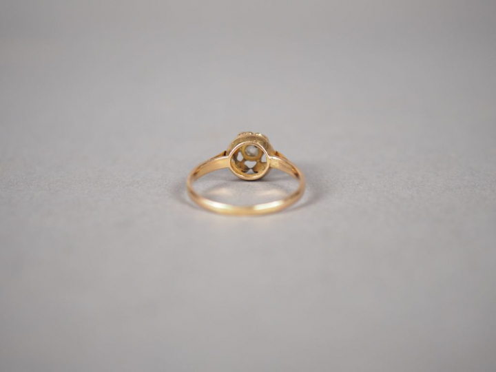 Bague en or jaune, ornée en son centre d'un petit diamant taille ancie