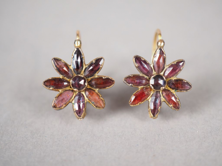 Paire de boucles d'oreilles en or jaune et pierres de couleur en forme