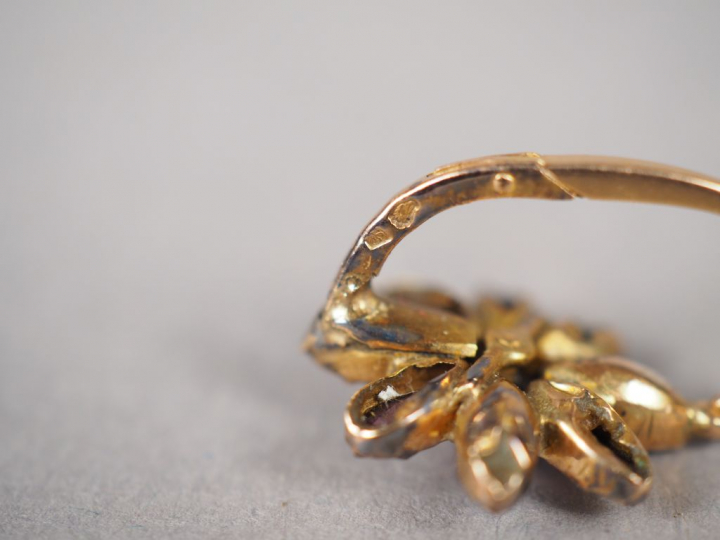 Paire de boucles d'oreilles en or jaune et pierres de couleur en forme