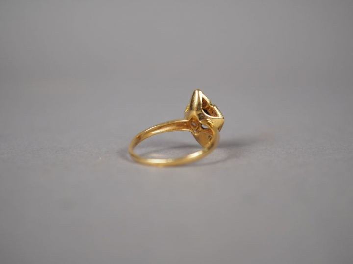 Bague en or jaune en forme de fleur, ornée en son centre d'un saphir e