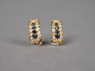 Vente aux enchères Paire de perces oreilles en or jaune, ornés d'une ligne de petites pie