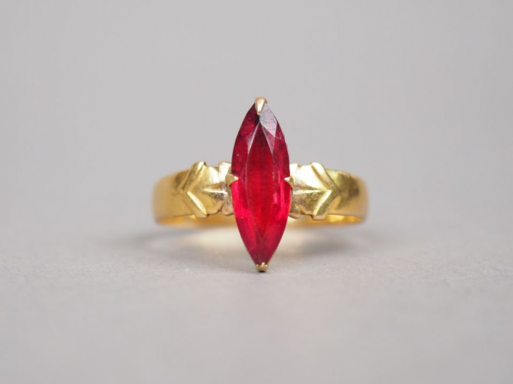 Bague en or jaune, ornée d'une pierre fantaisie rouge.  TDD. 63 Poids 