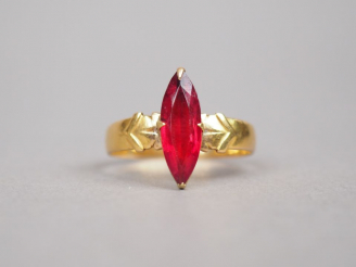 Vente aux enchères Bague en or jaune, ornée d'une pierre fantaisie rouge.  TDD. 63 Poids 