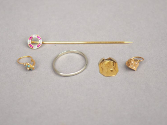 Vente aux enchères Ensemble comprenant :  - une boucle d'oreille en or jaune et perles. P