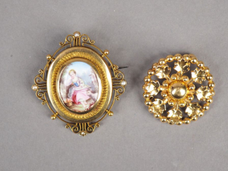 Vente aux enchères Ensemble comprenant :  - une broche circulaire en or jaune, à décor aj