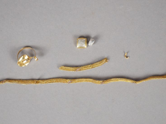 Vente aux enchères Lot comprenant un élément de bracelet et une boucle d'oreille en or ja